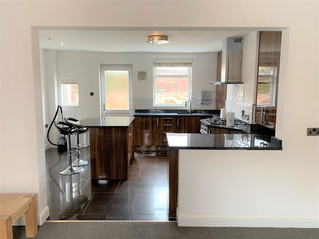 Property photo 3 of 11 Kitchen