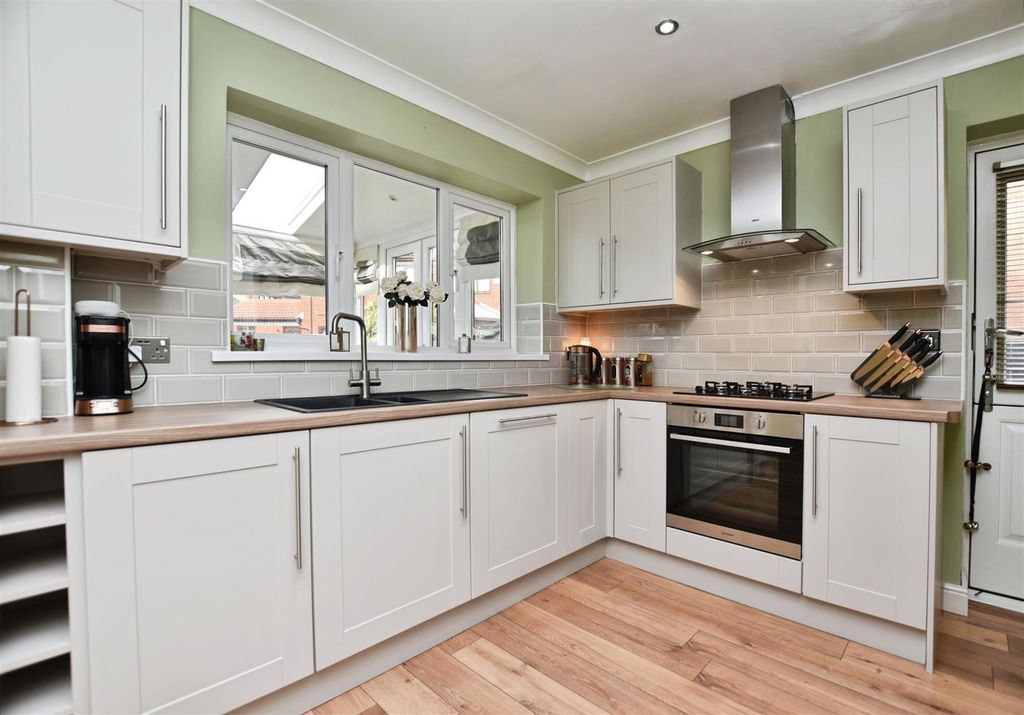 Property photo 3 of 20 Kitchen