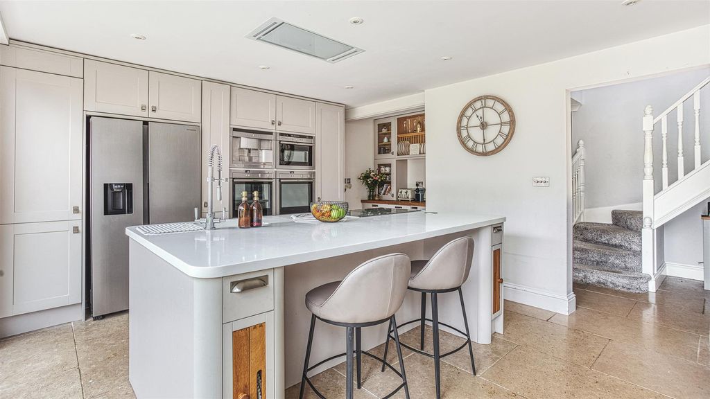 Property photo 2 of 31