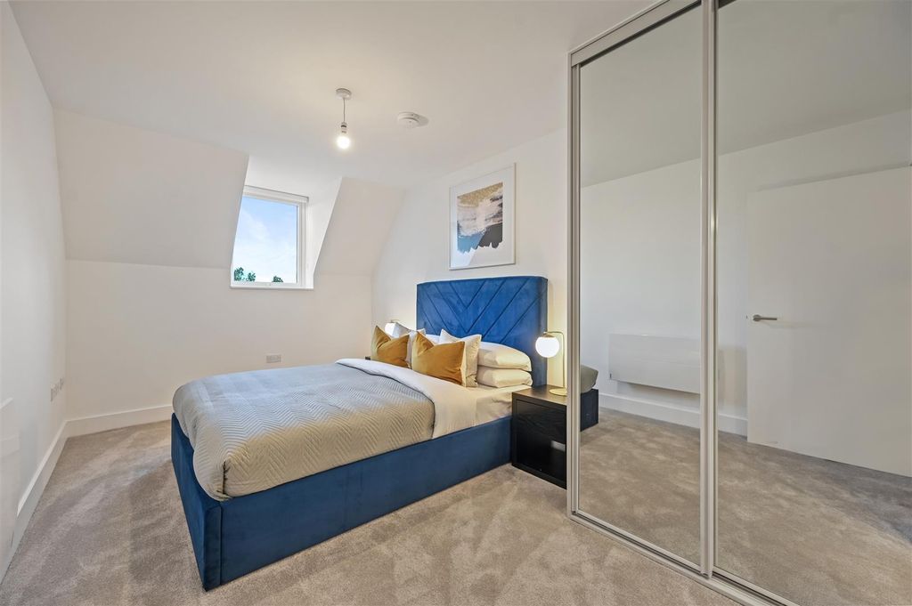 Property photo 2 of 12 Wrealty - 27 Sloane Court - Bedroom.Jpg