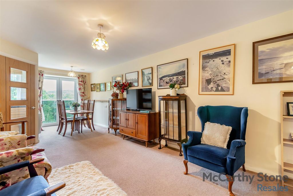 Property photo 3 of 20 8648044-Interior07.Jpg