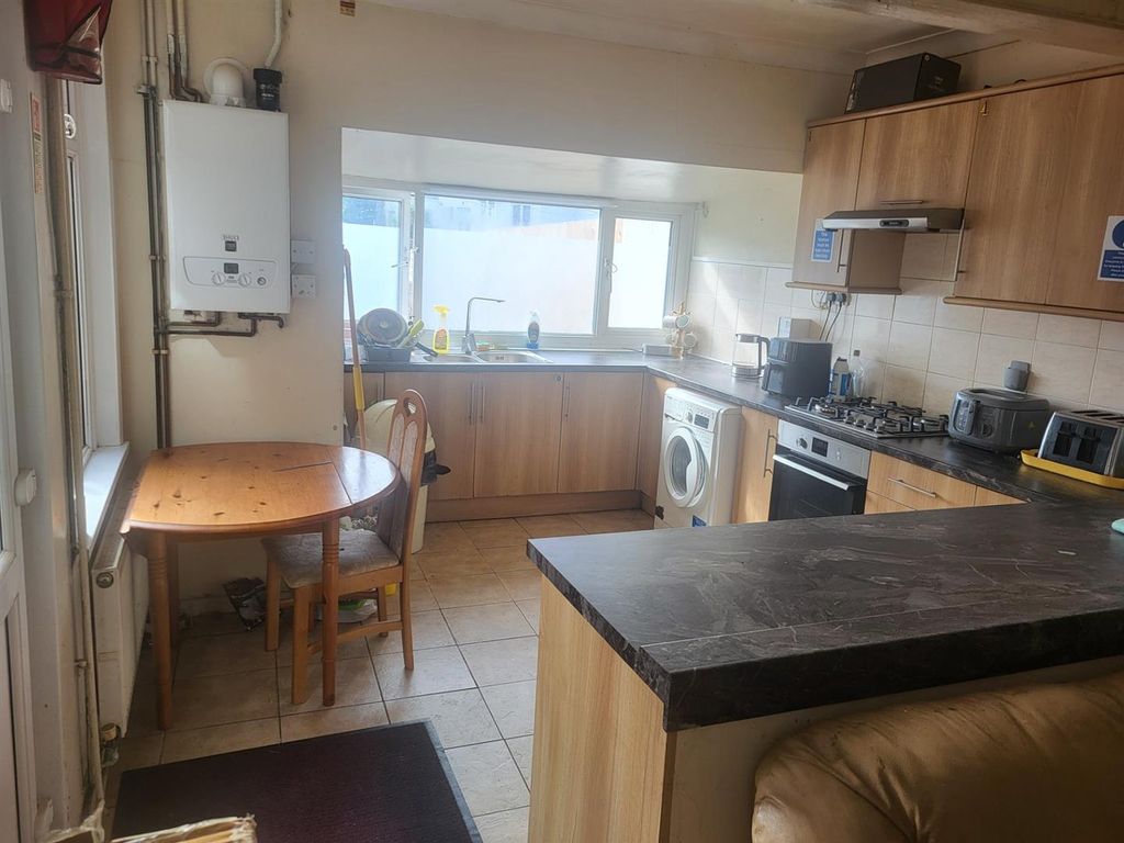 Property photo 1 of 5 Room 4, 48 C Rd, 1.Jpg
