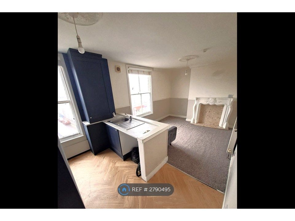 Property photo 3 of 17 Flat 3