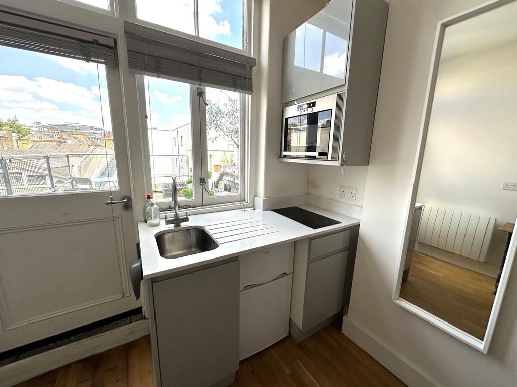 Property photo 3 of 6 Kitchen