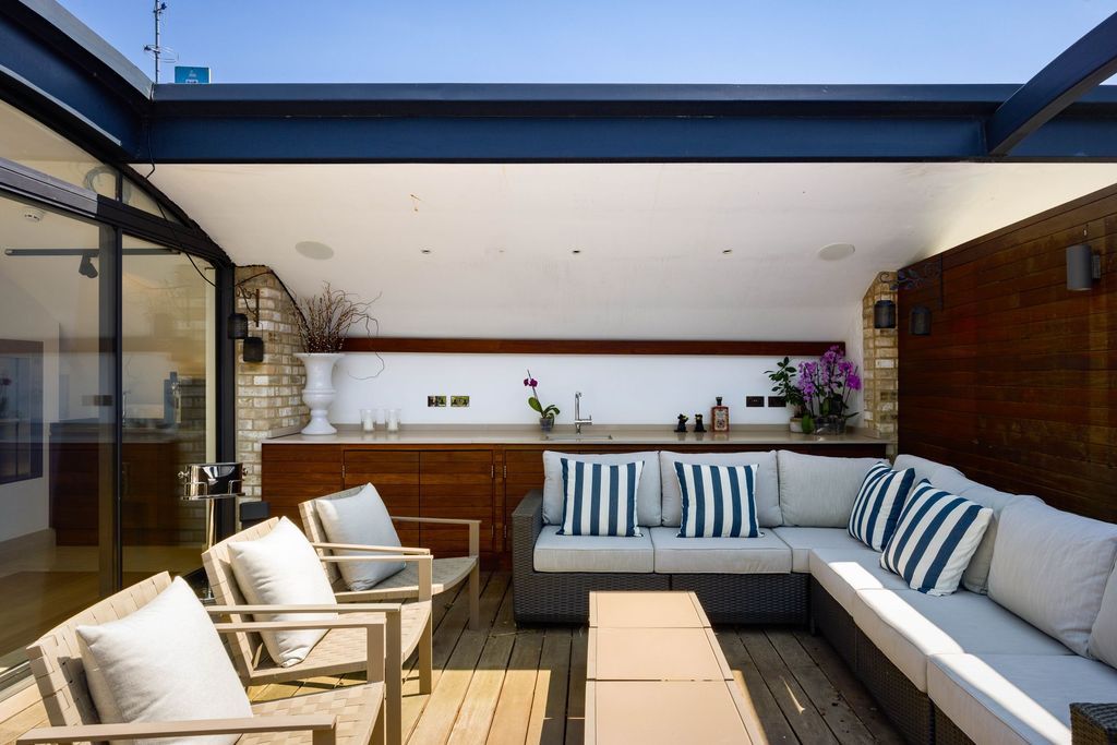 Property photo 3 of 30 Roof Terrace
