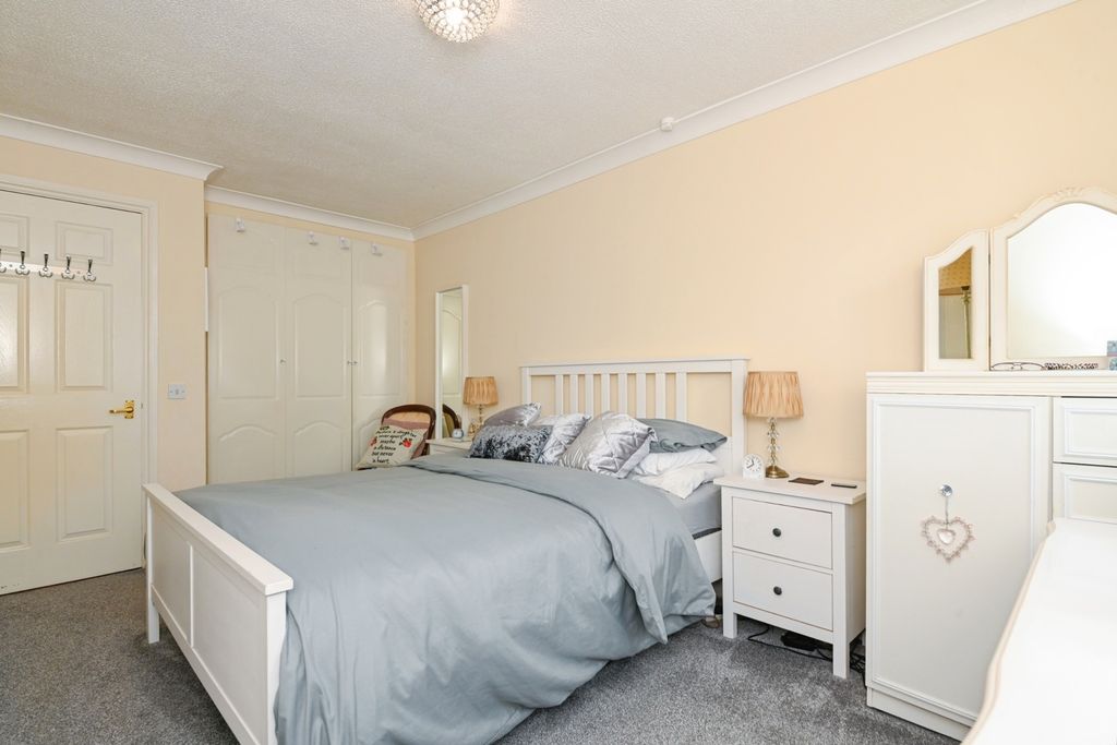 Property photo 1 of 17 Bedroom