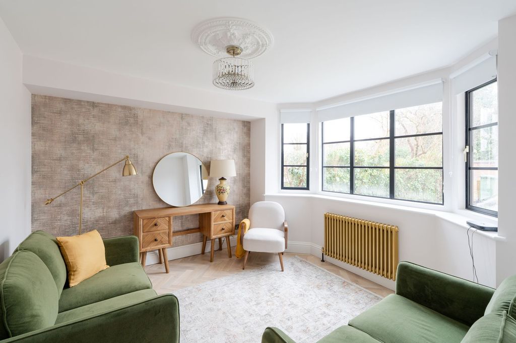 Property photo 3 of 18 Reception 2