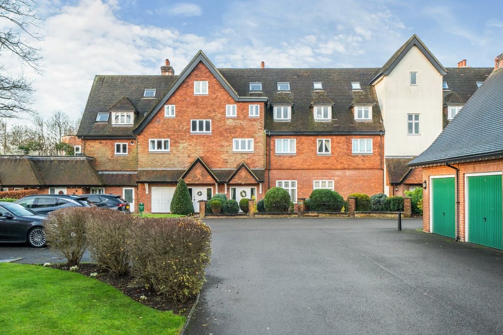 Property photo 2 of 22 Oakwood Hall