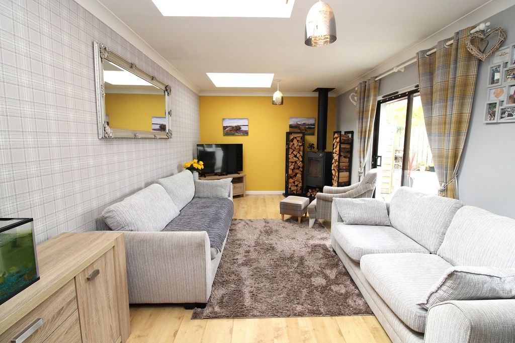 Property photo 2 of 15 Lounge