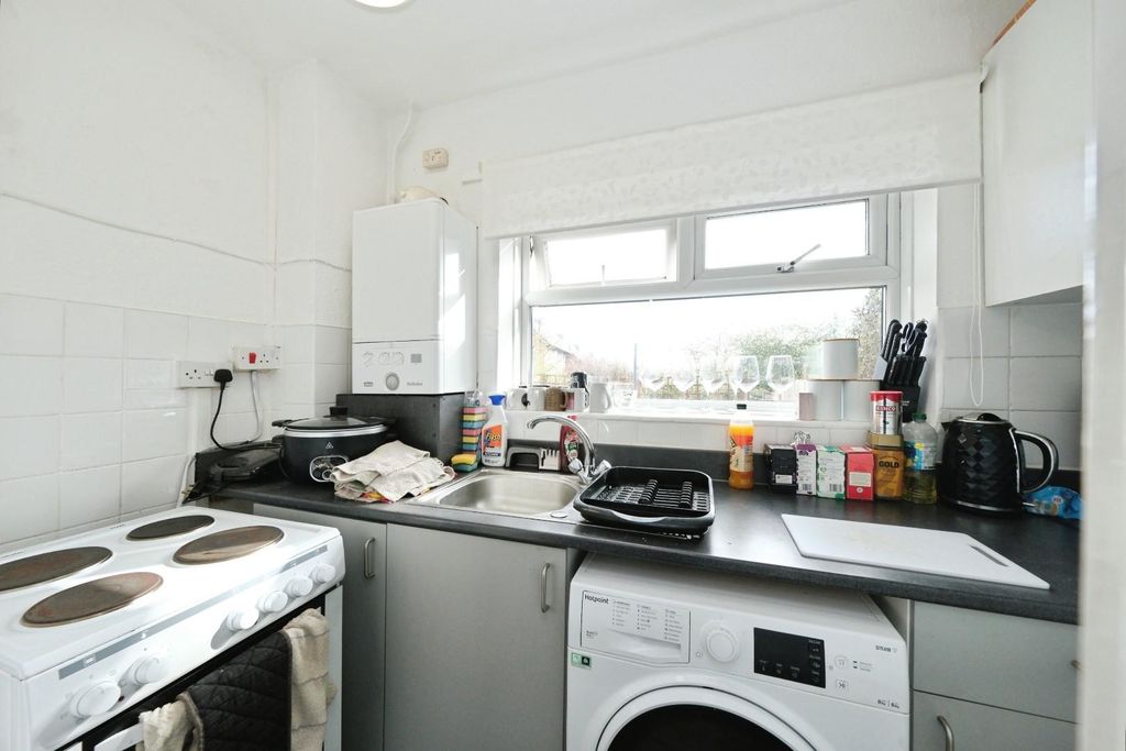 Property photo 3 of 9 Kitchen