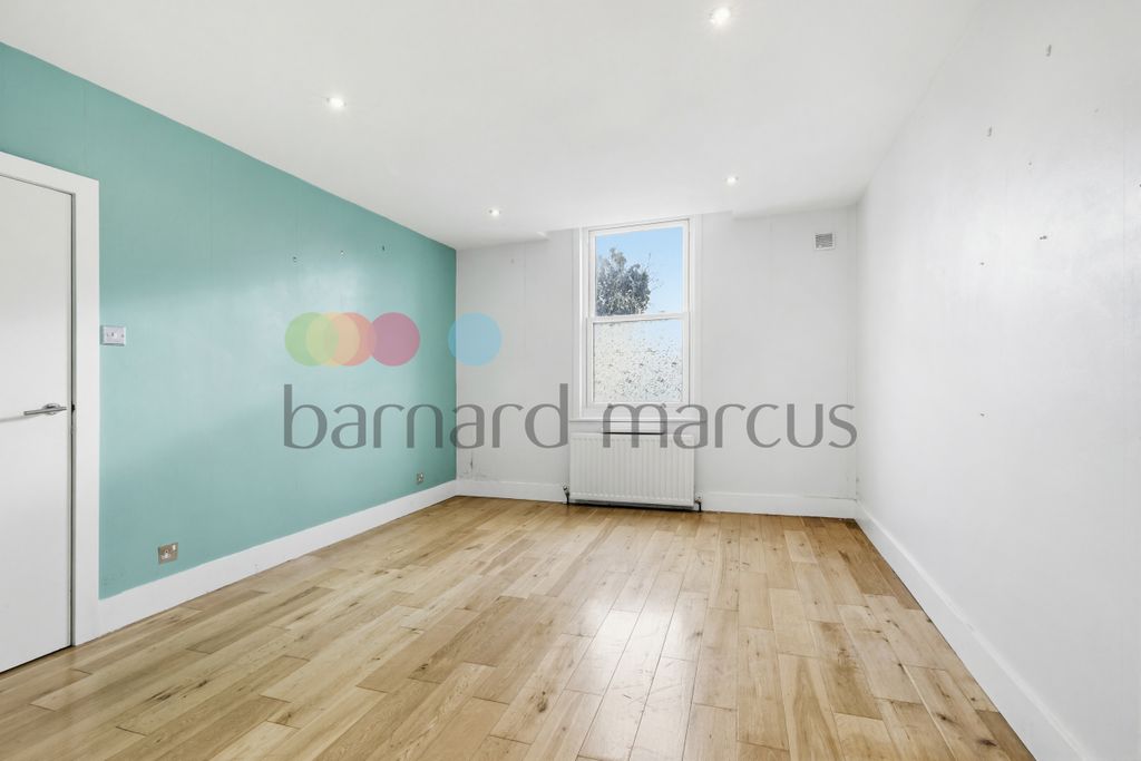 Property photo 2 of 8 Master Bedroom