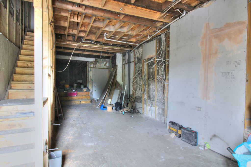 Property photo 2 of 5 Shop
