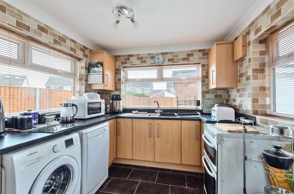 Property photo 3 of 11 1296355-10-683cd5c959Bcb