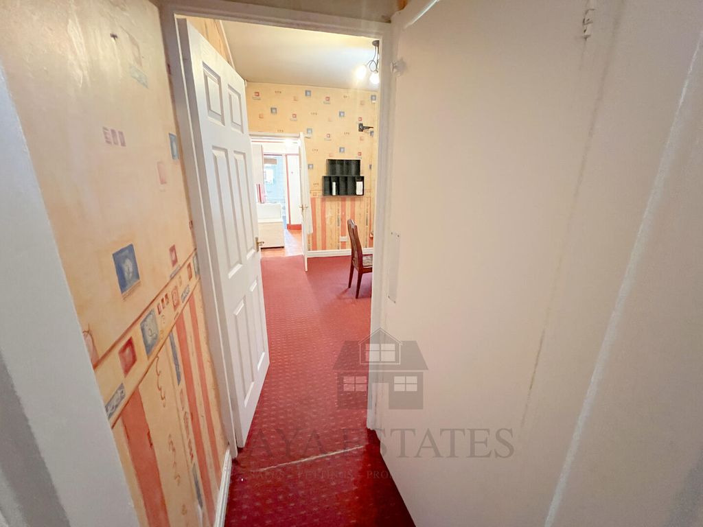 Property photo 3 of 17 Hallway