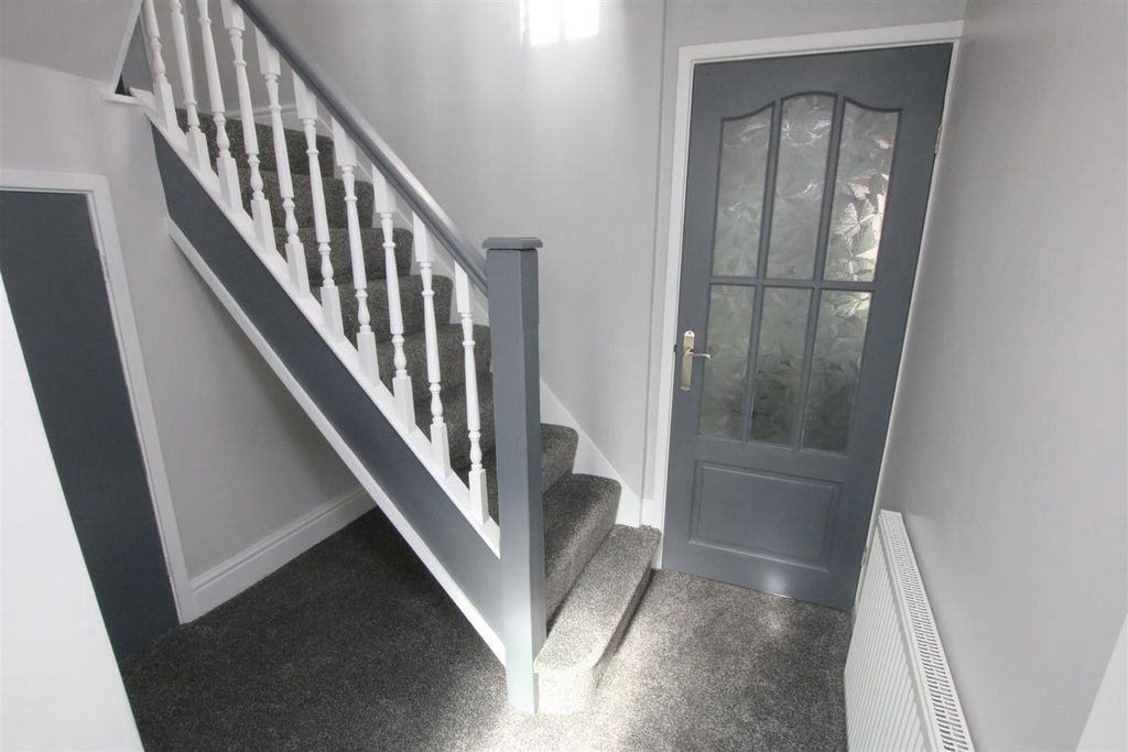 Property photo 3 of 21 Entrance Hall