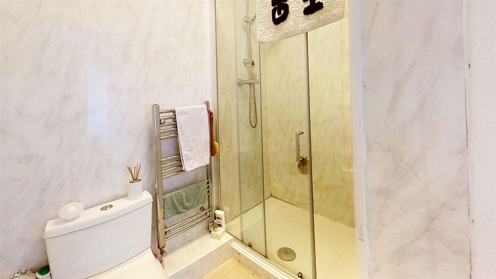 Property photo 3 of 5 Oakfield-Court-N8-Bathroom.Jpg