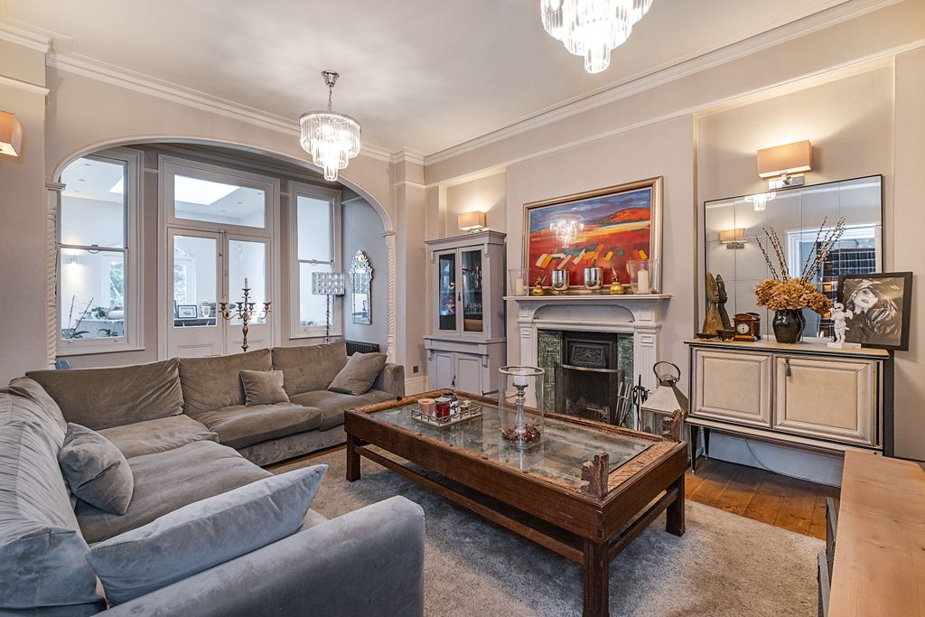 Property photo 3 of 18