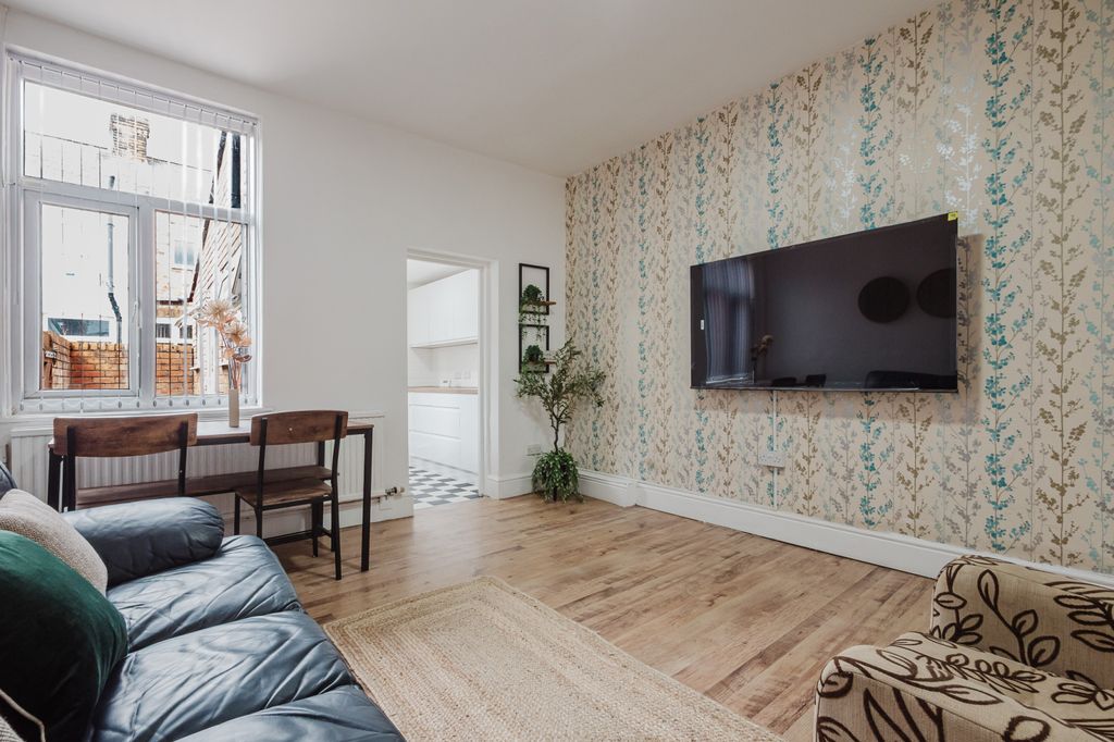 Property photo 1 of 17 4 Bed End-Terrace House To Rent Arnside Street, Manchester M14 7Pf
