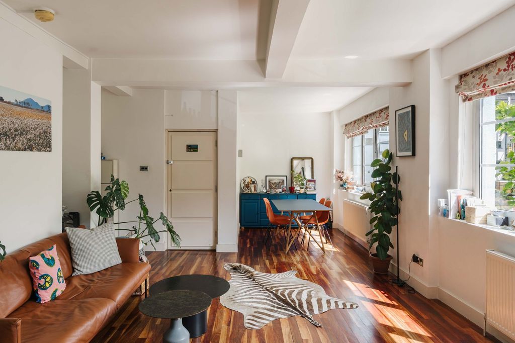 Property photo 1 of 10 Sunlight Square E2