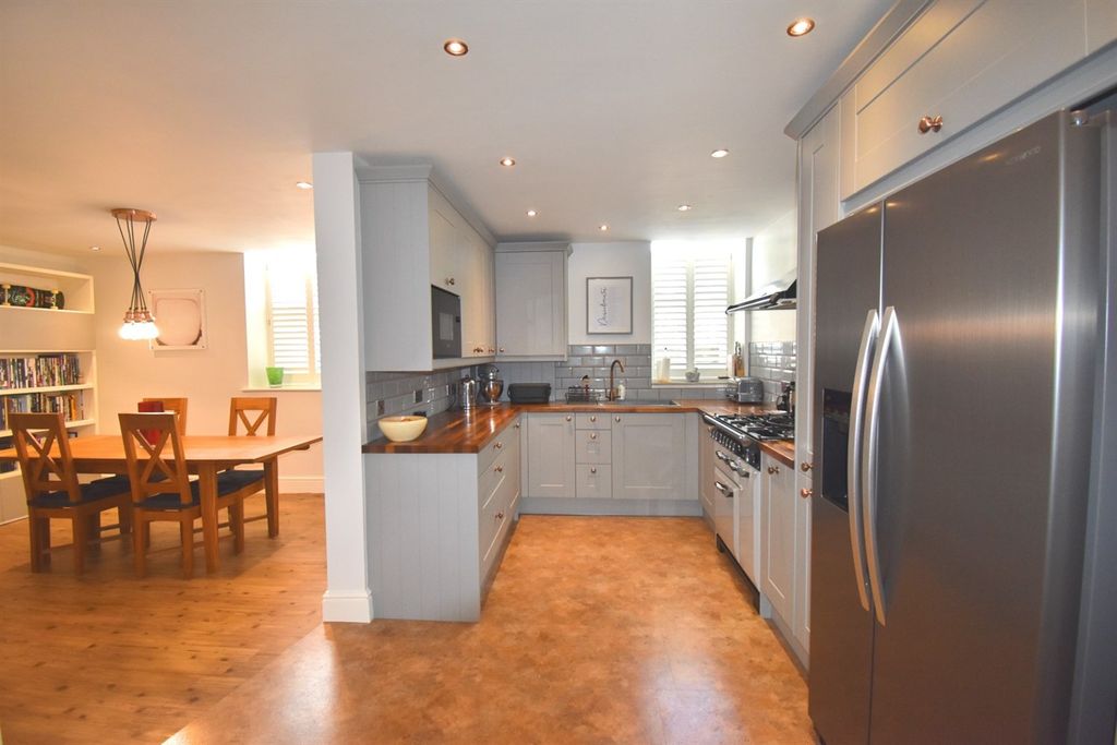 Property photo 2 of 18 Fitted Kitchen