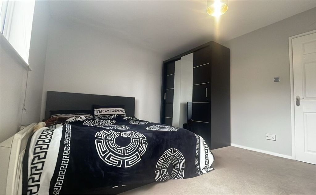 Property photo 3 of 6