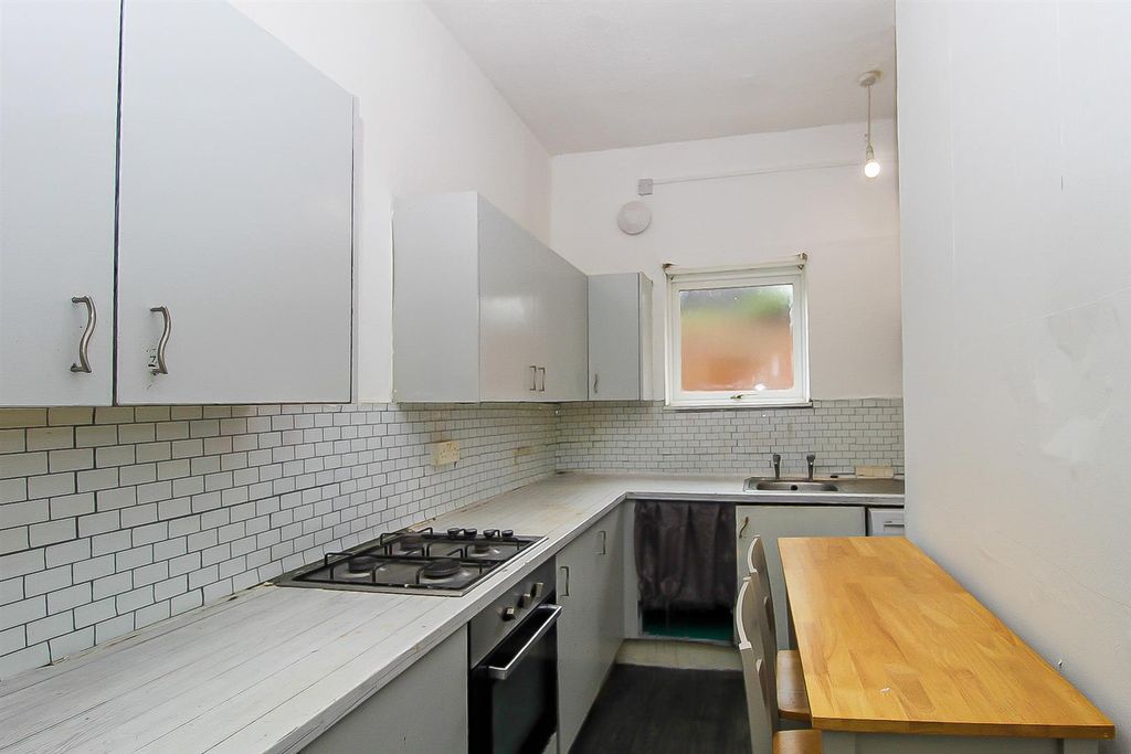 Property photo 3 of 8 105 Cluntergate Kitchen (1).Jpg