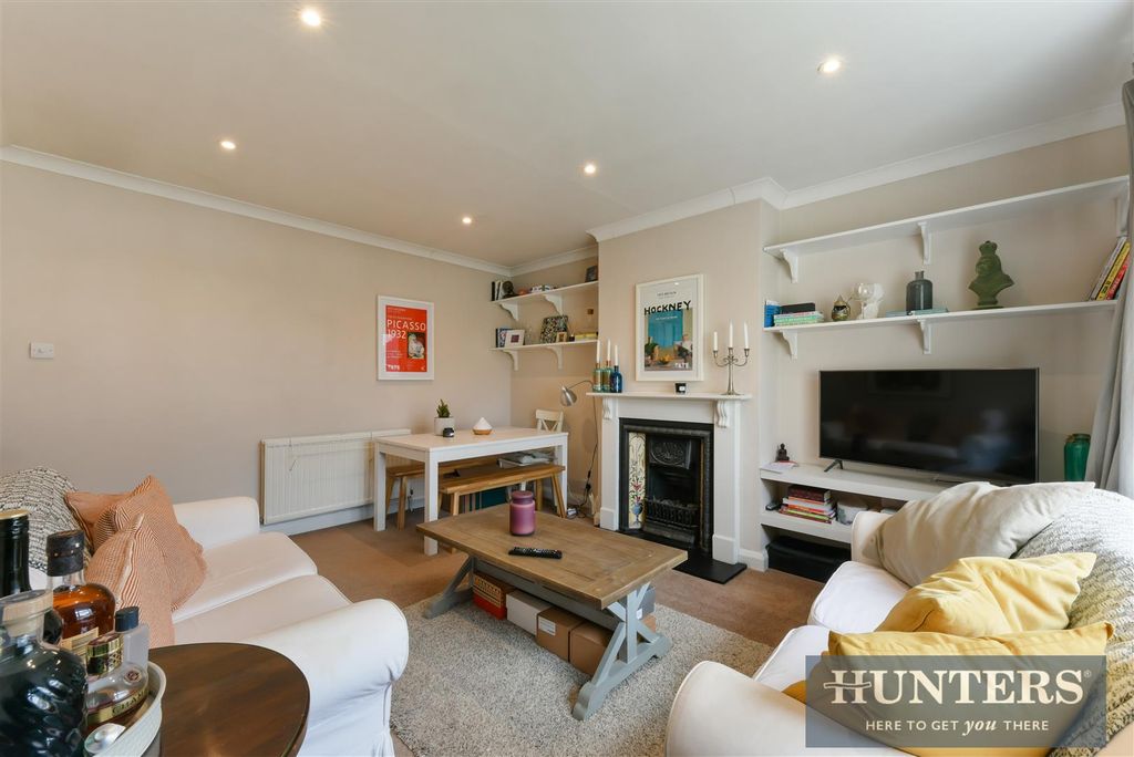 Property photo 3 of 12 Barnes End, 16-14.Jpg