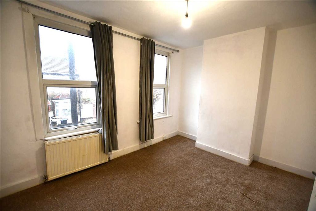 Property photo 3 of 6 Bedroom 1