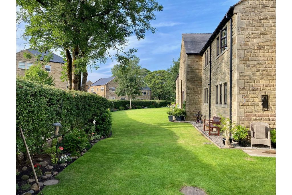 Property photo 1 of 19 Communal Gardens