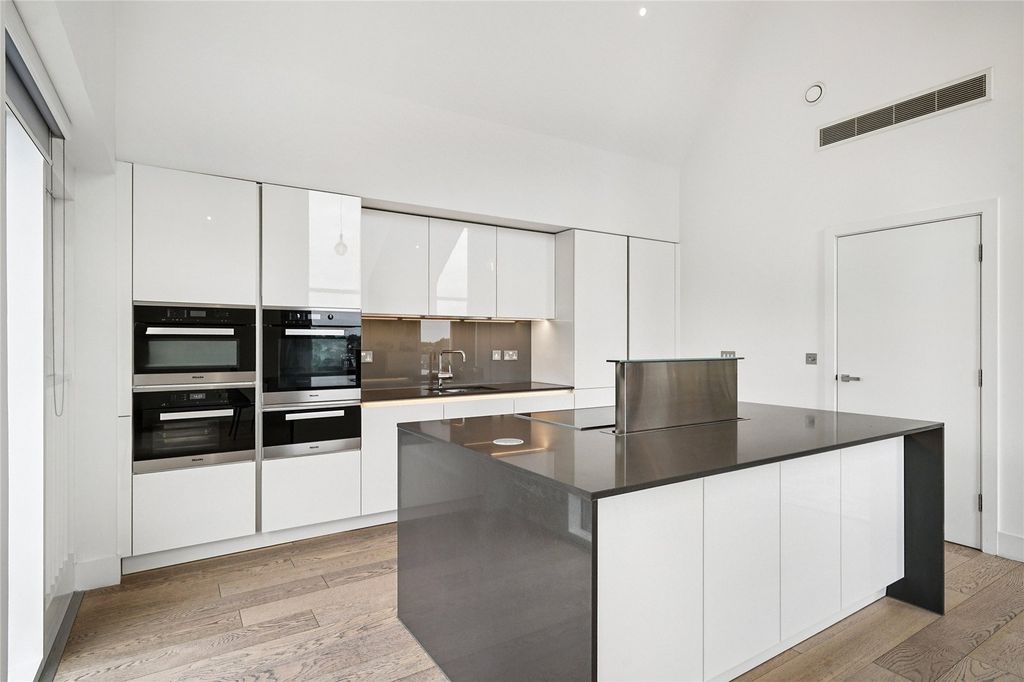 Property photo 3 of 21 Kitchen