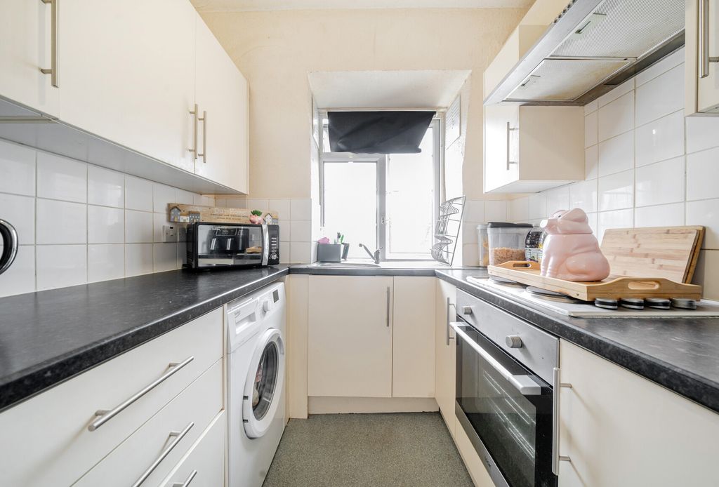 Property photo 3 of 11 1326372-2-6880c8B...