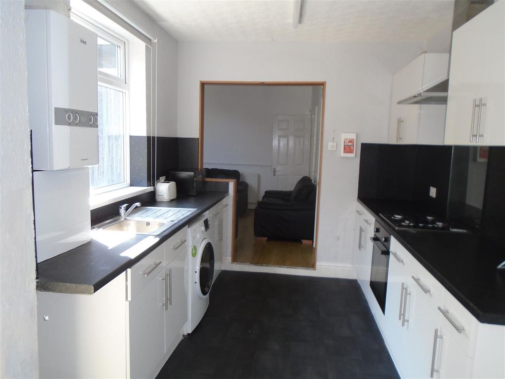 Property photo 3 of 10 Kitchen (1).Jpg