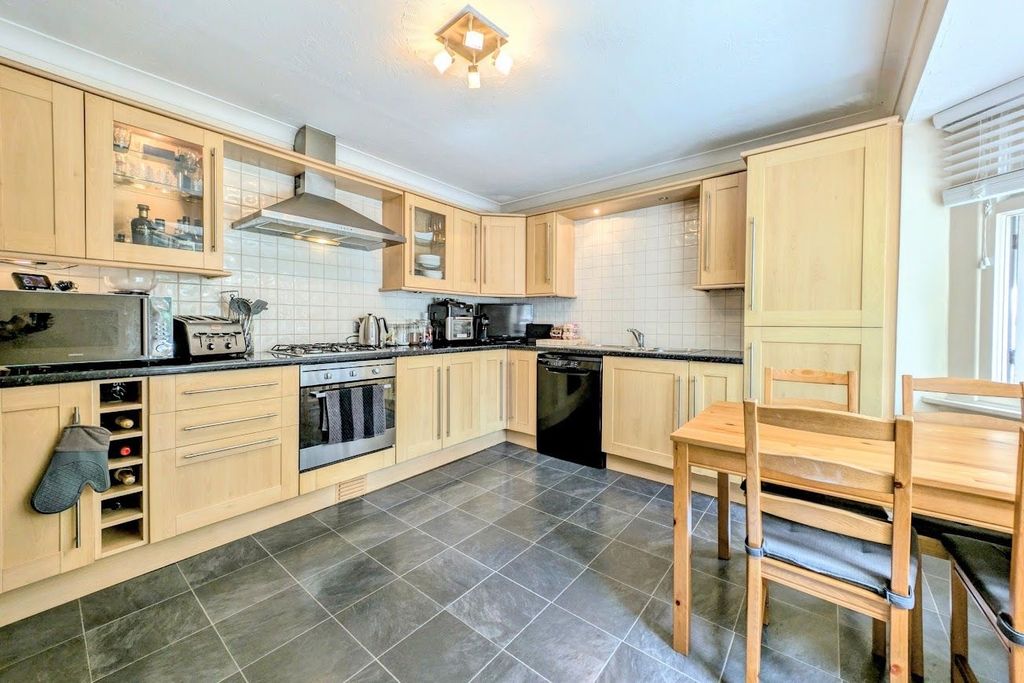 Property photo 2 of 7 Kitchen