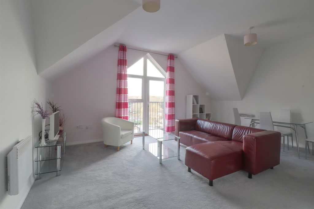 Property photo 2 of 8 Lounge