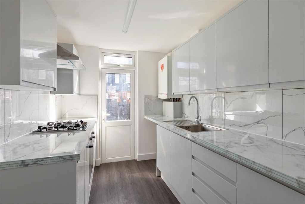 Property photo 3 of 18 Halstead Road, E11