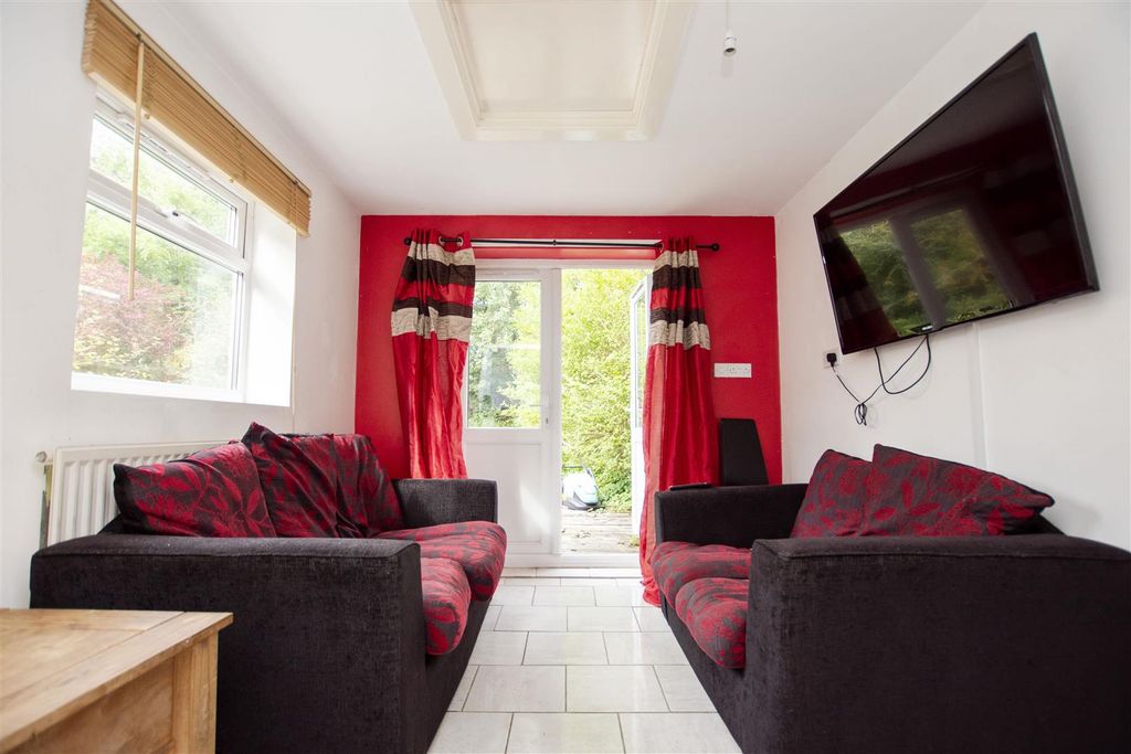 Property photo 1 of 11 Approach