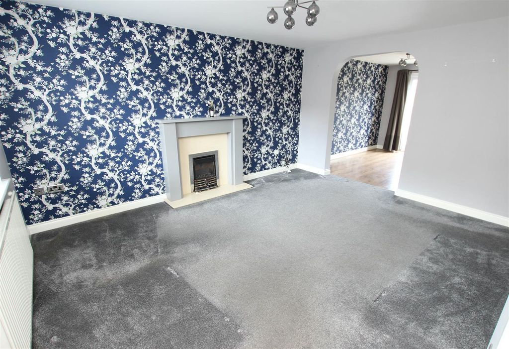 Property photo 3 of 18 Lounge