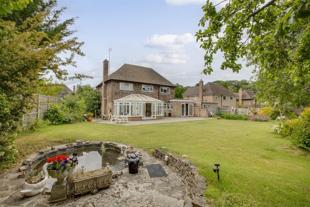 Property photo 3 of 17 2 Mayflower Close, Hp17 8Qh-2.Jpg