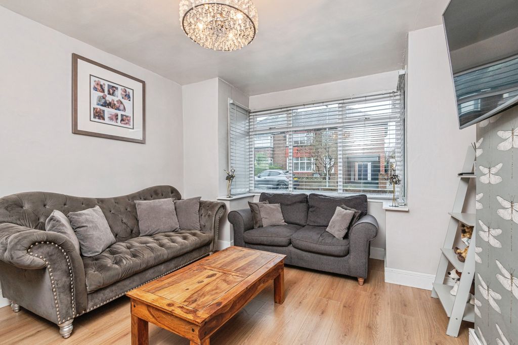 Property photo 3 of 16 Lounge