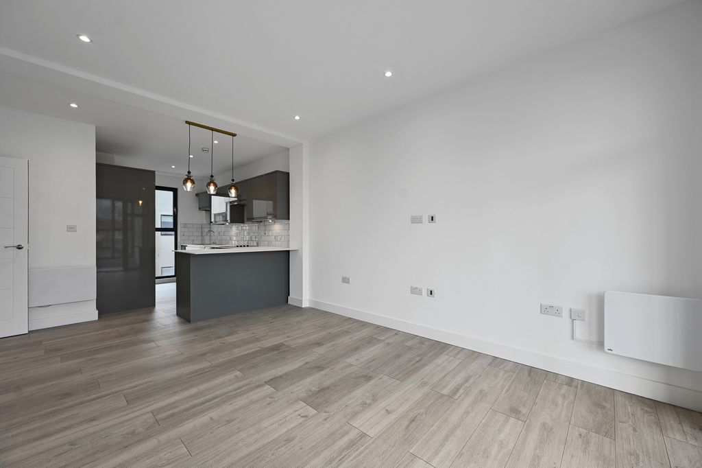Property photo 2 of 8 Cs - Flat 4, 320 Station Road - 12 (1)