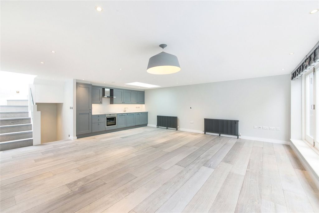 Property photo 1 of 15 St Martins Lane
