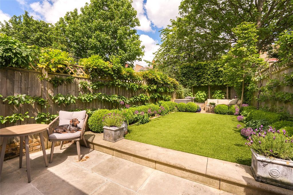 Property photo 2 of 11 Garden