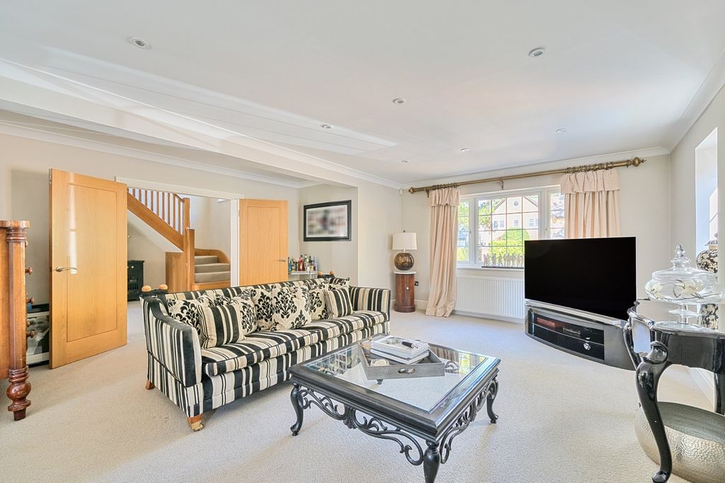 Property photo 2 of 26 Picture No. 32