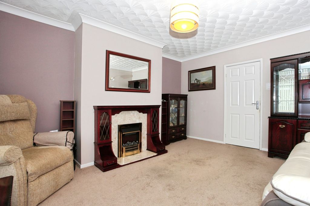 Property photo 3 of 17 Lounge