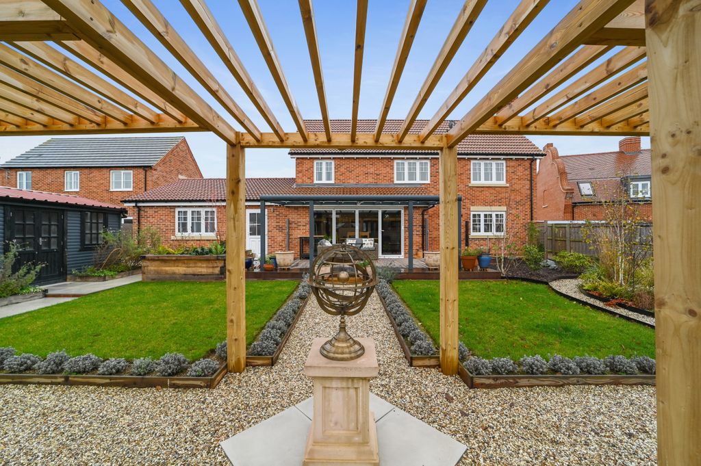 Property photo 2 of 40 Tye Green Garden 8