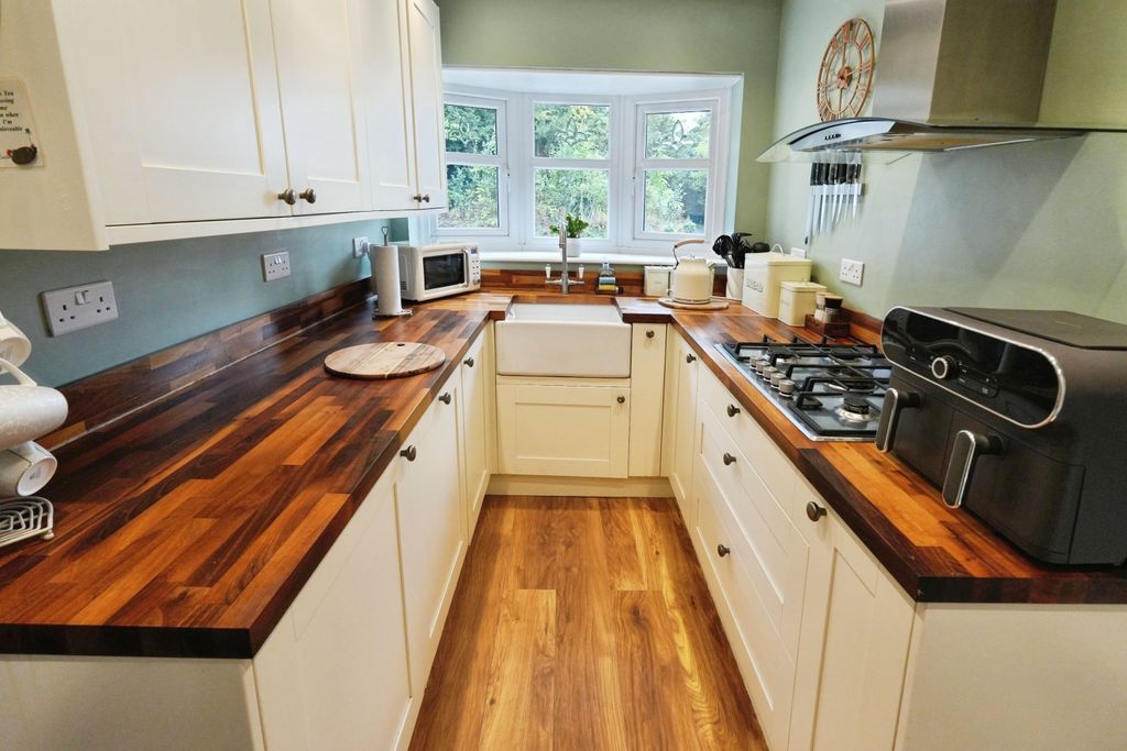 Property photo 3 of 28 Kitchen
