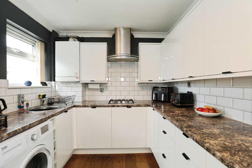 Property photo 3 of 19 Kitchen