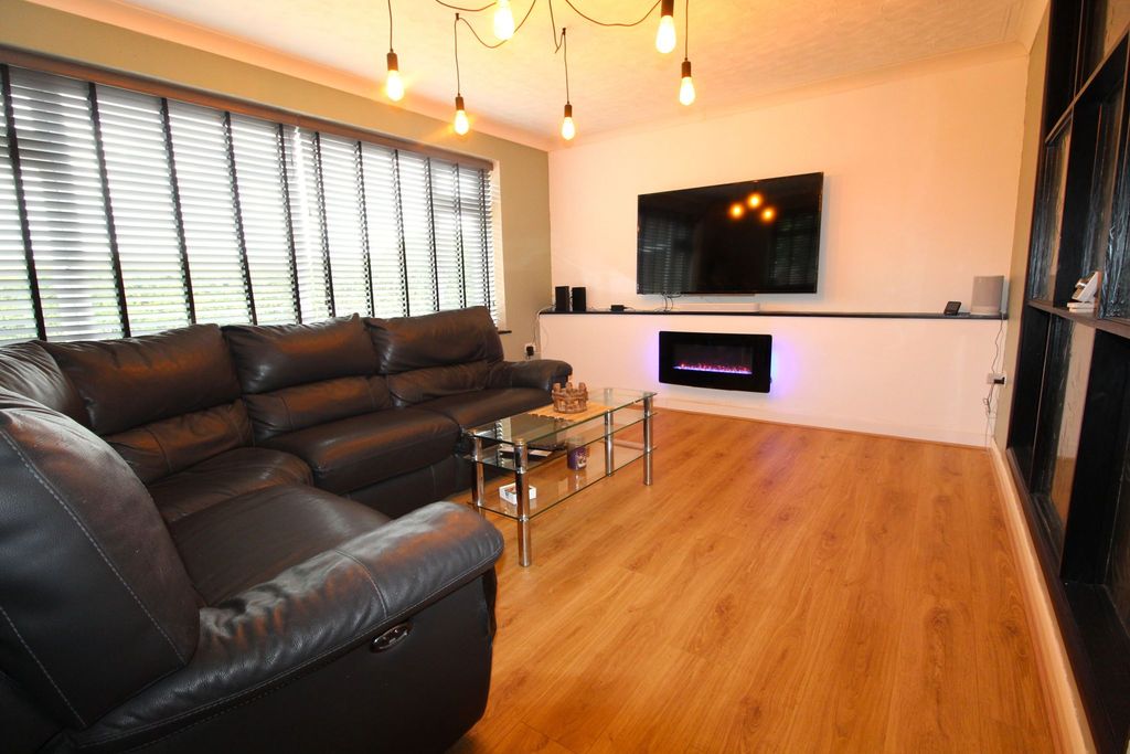 Property photo 3 of 14 Lounge