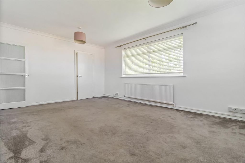 Property photo 3 of 13 Chatsmore Court, 5_006.Jpg