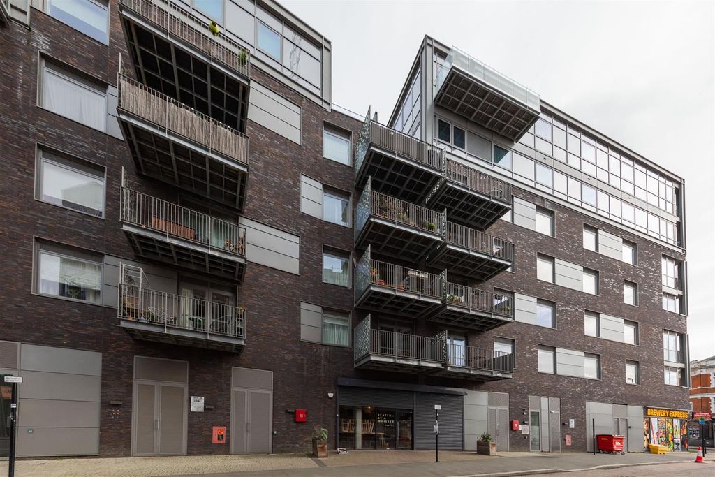 Property photo 1 of 30 Old Brewery Way, E17